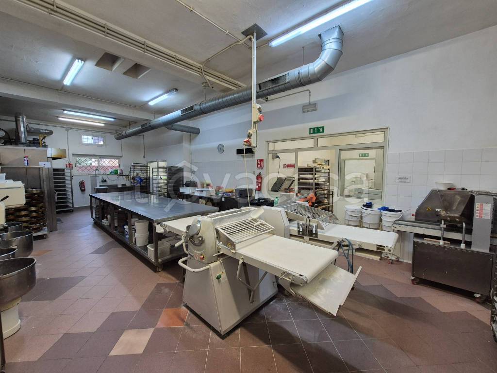 negozio in vendita a Fiumicino in zona Isola Sacra