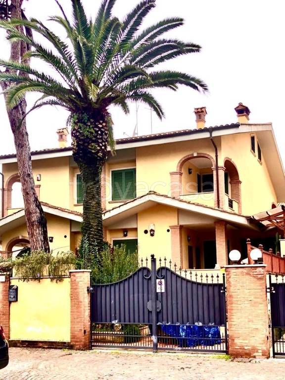 casa indipendente in vendita a Fiumicino in zona Fregene