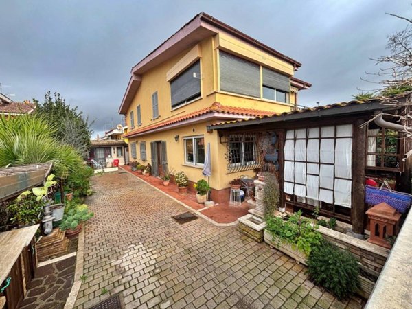 casa indipendente in vendita a Fiumicino in zona Isola Sacra