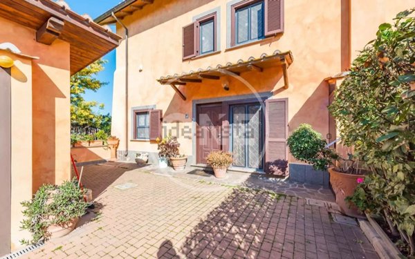 casa indipendente in vendita a Fiumicino in zona Isola Sacra