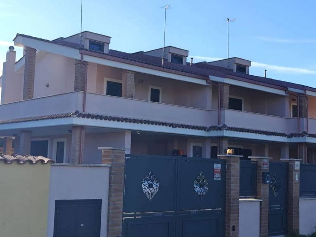 casa indipendente in vendita a Fiumicino in zona Isola Sacra