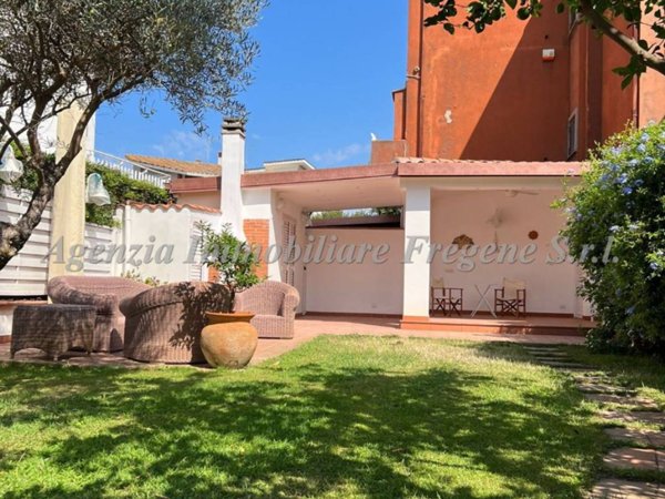 casa indipendente in vendita a Fiumicino in zona Fregene