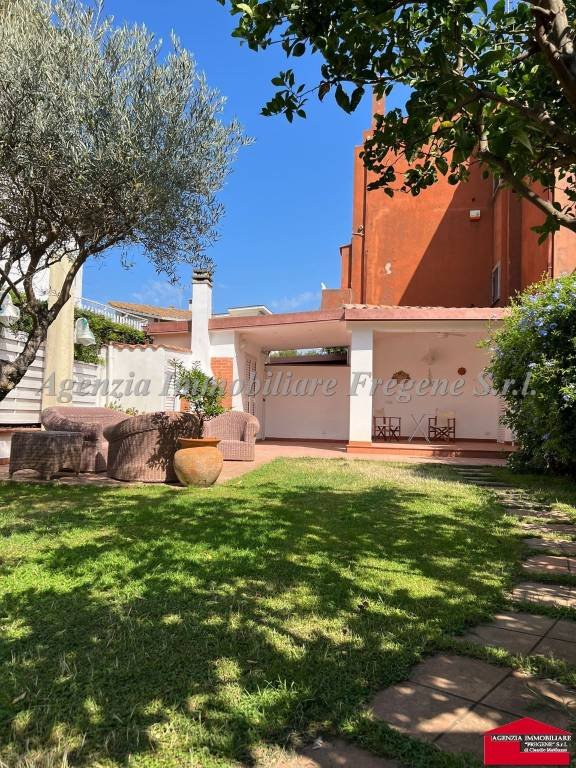 casa indipendente in vendita a Fiumicino in zona Fregene