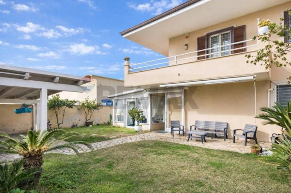 appartamento in vendita a Fiumicino in zona Isola Sacra