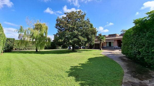 casa indipendente in vendita a Fiumicino in zona Isola Sacra