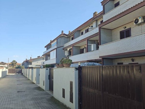 casa indipendente in vendita a Fiumicino in zona Isola Sacra