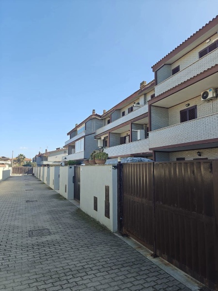 casa indipendente in vendita a Fiumicino in zona Isola Sacra
