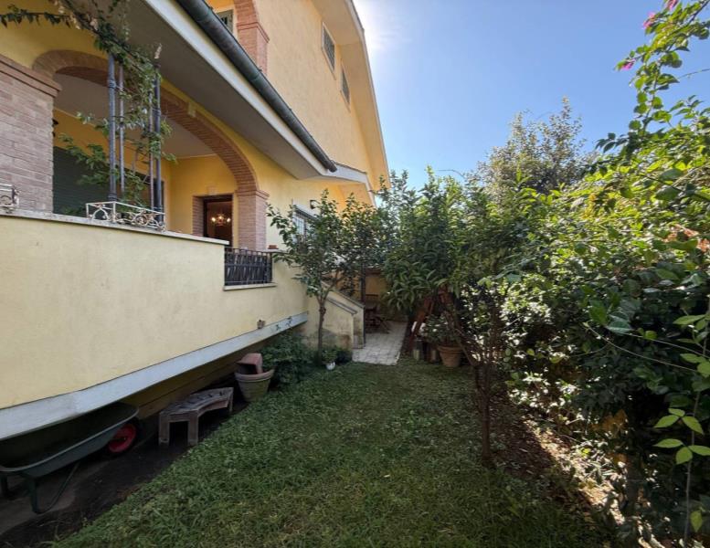 casa indipendente in vendita a Fiumicino in zona Fregene
