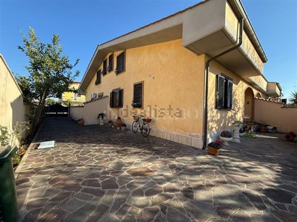 casa indipendente in vendita a Fiumicino in zona Isola Sacra