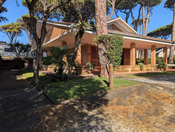 casa indipendente in vendita a Fiumicino in zona Fregene