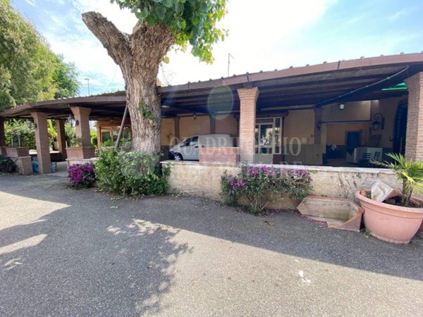 negozio in vendita a Fiumicino in zona Isola Sacra