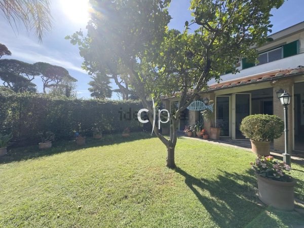 casa indipendente in vendita a Fiumicino in zona Fregene