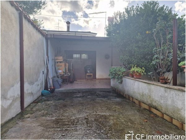 locale commerciale in vendita a Fiumicino in zona Isola Sacra