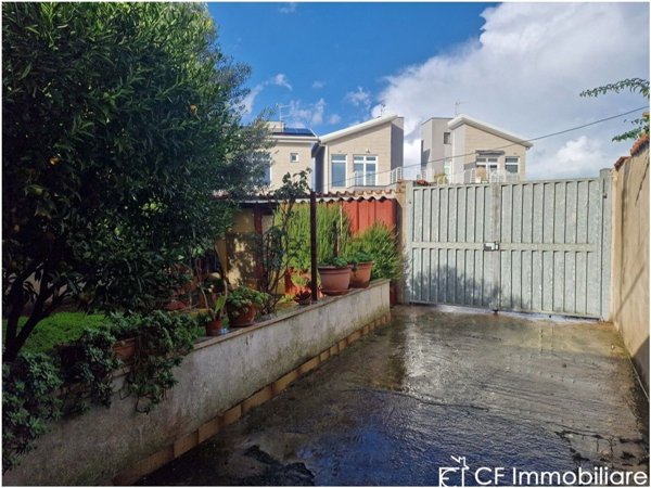 locale di sgombero in vendita a Fiumicino in zona Isola Sacra