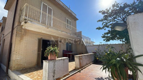 casa indipendente in vendita a Fiumicino in zona Isola Sacra