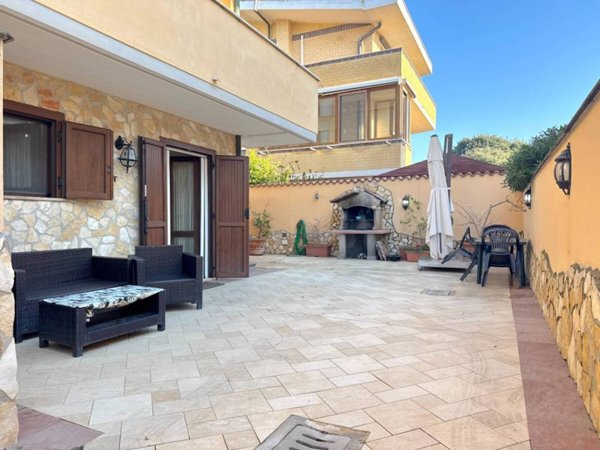 casa indipendente in vendita a Fiumicino in zona Isola Sacra