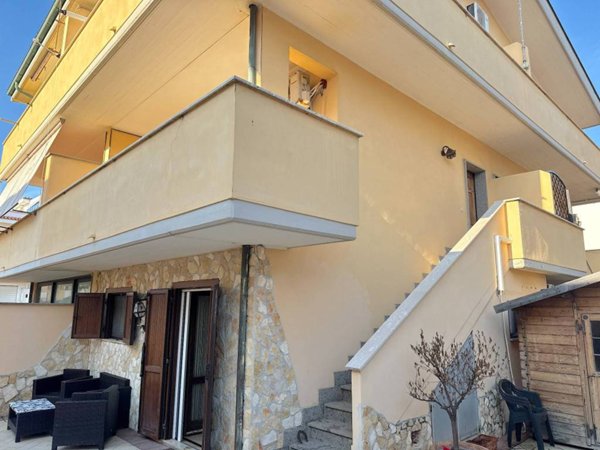 casa indipendente in vendita a Fiumicino in zona Isola Sacra