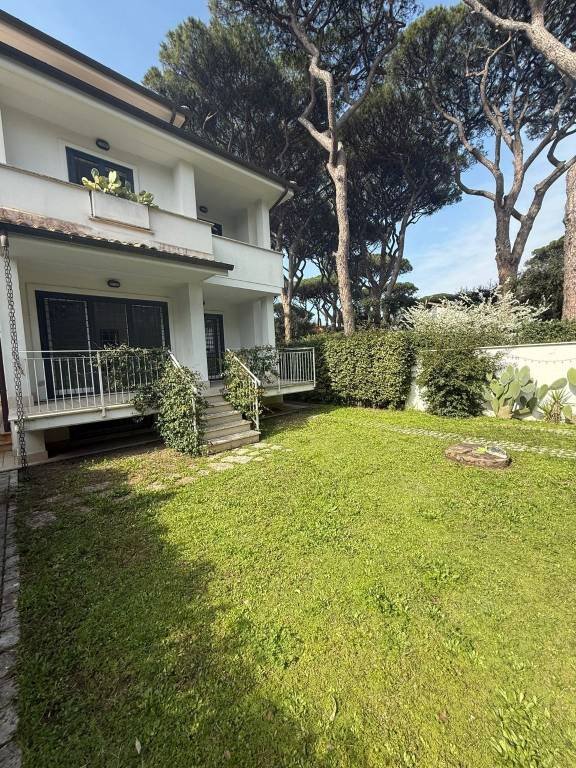 casa indipendente in vendita a Fiumicino in zona Fregene