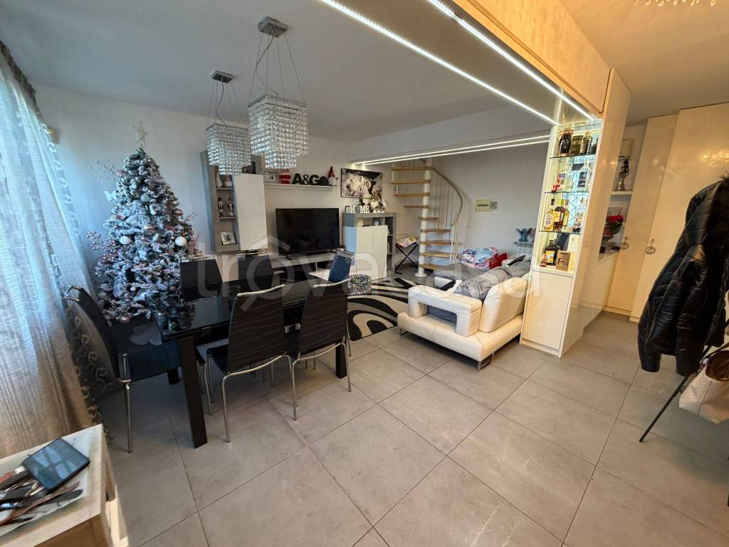 casa indipendente in vendita a Fiumicino in zona Isola Sacra