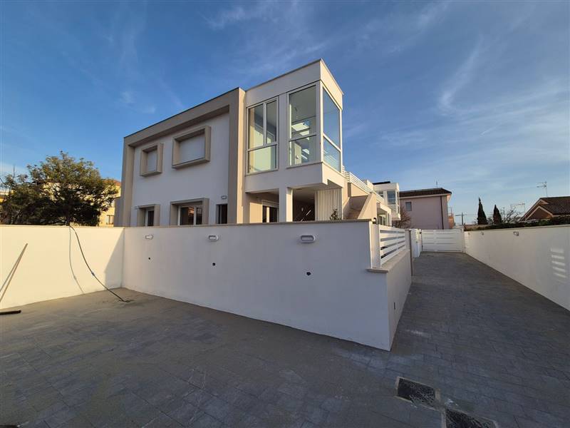 appartamento in vendita a Fiumicino in zona Isola Sacra