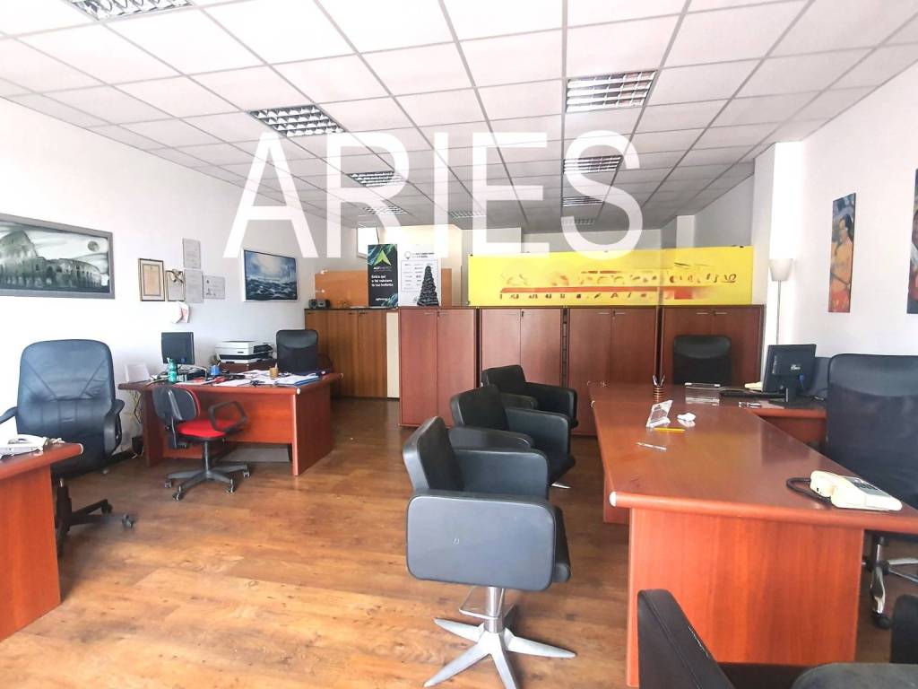 negozio in vendita a Fiumicino in zona Isola Sacra