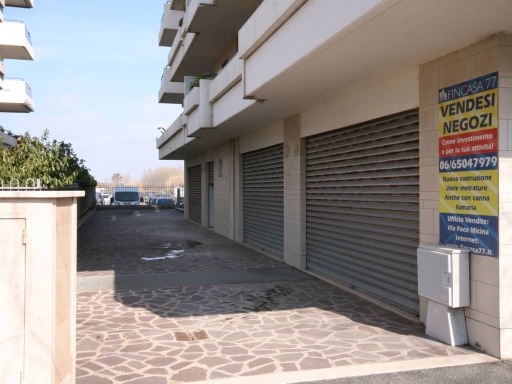 negozio in vendita a Fiumicino in zona Isola Sacra