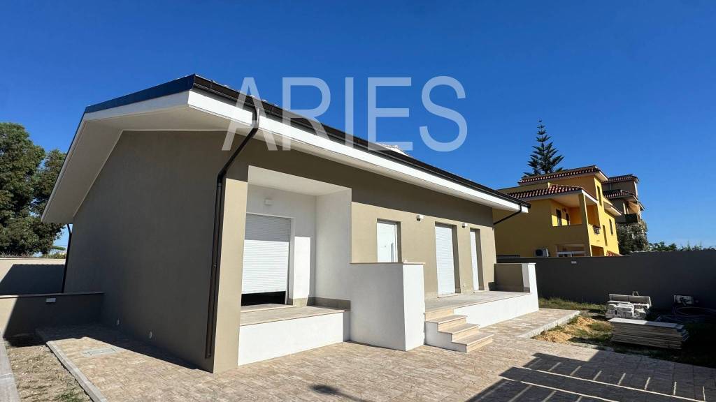 casa indipendente in vendita a Fiumicino in zona Isola Sacra