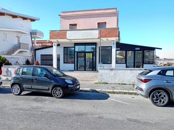 negozio in vendita a Fiumicino in zona Isola Sacra