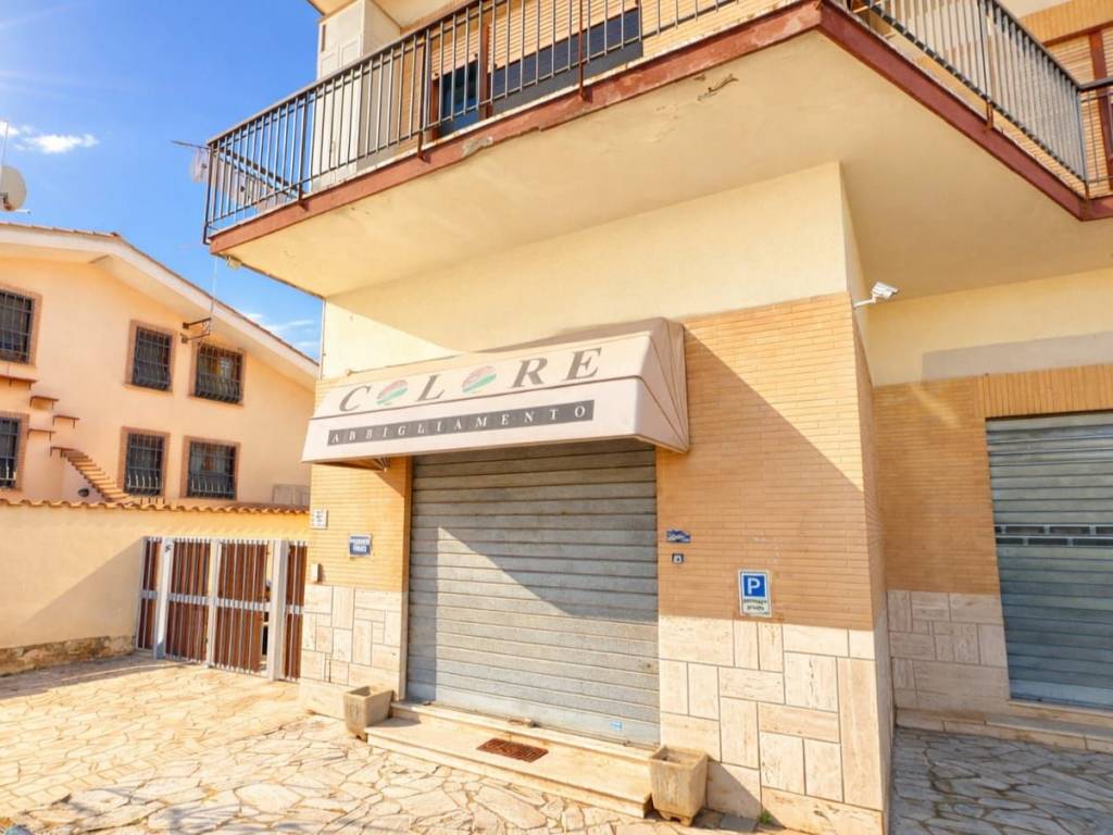 negozio in vendita a Fiumicino in zona Fregene