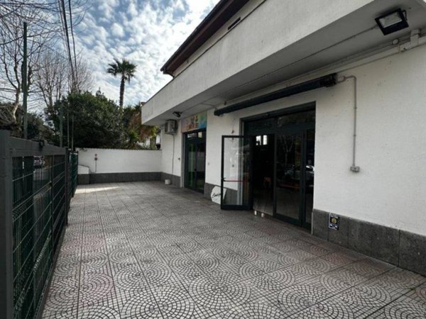 negozio in vendita a Fiumicino in zona Isola Sacra