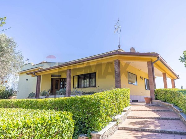 casa indipendente in vendita a Fiumicino in zona Isola Sacra