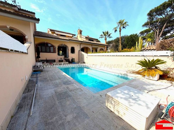 casa indipendente in vendita a Fiumicino in zona Fregene