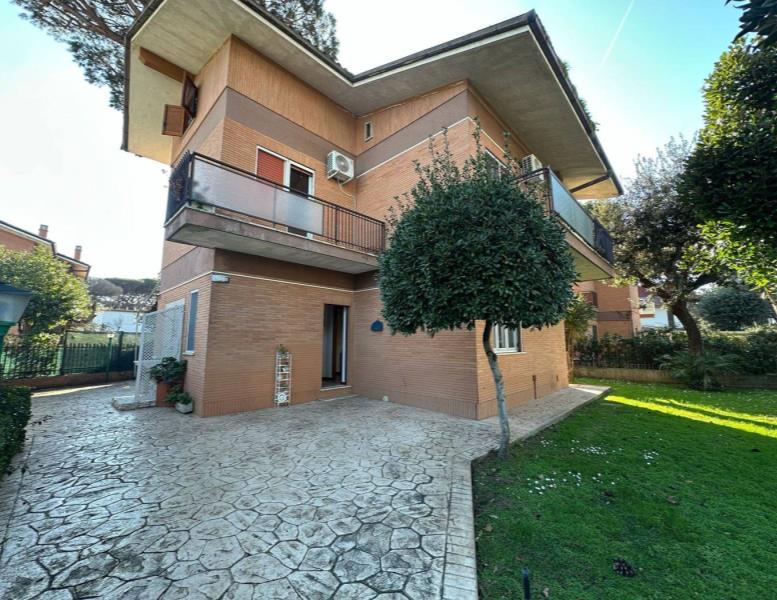 casa indipendente in vendita a Fiumicino in zona Fregene