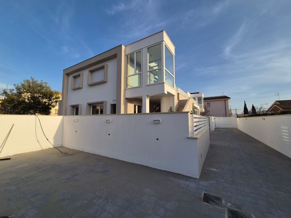 appartamento in vendita a Fiumicino in zona Isola Sacra