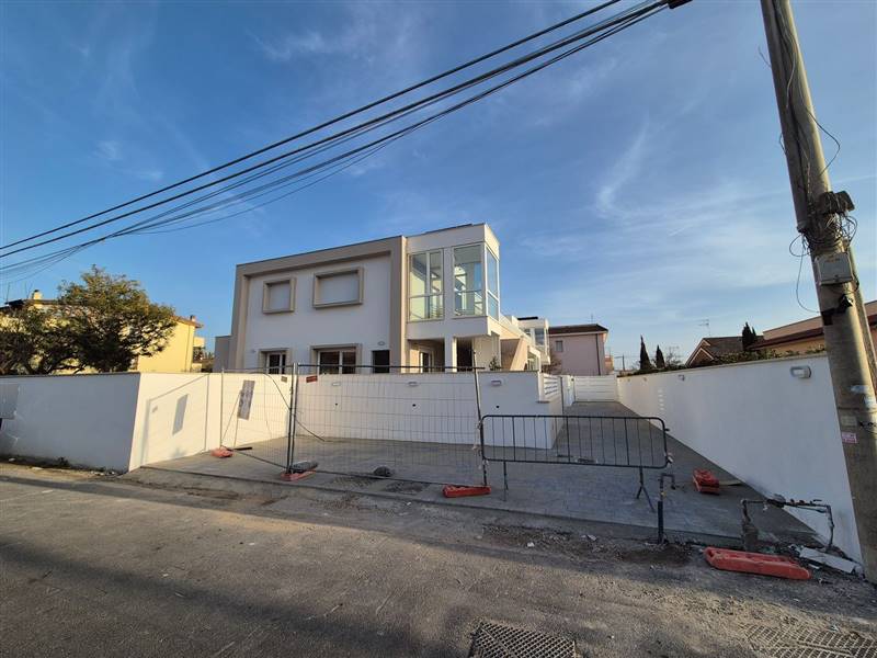 appartamento in vendita a Fiumicino in zona Isola Sacra