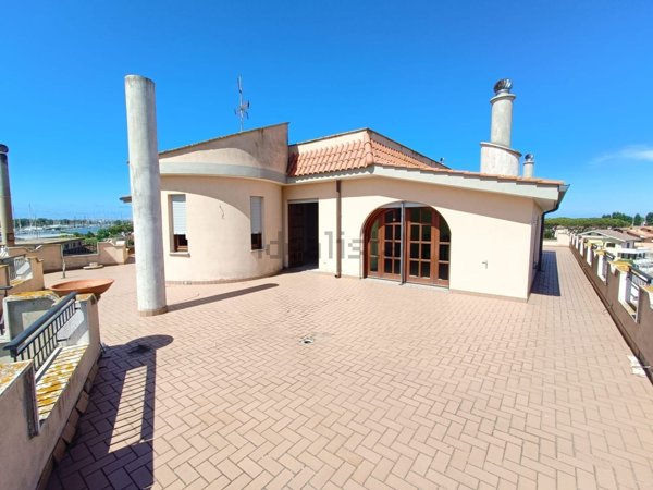 appartamento in vendita a Fiumicino in zona Isola Sacra