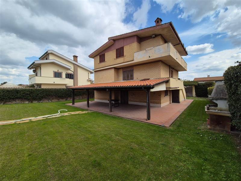 casa indipendente in vendita a Fiumicino in zona Isola Sacra