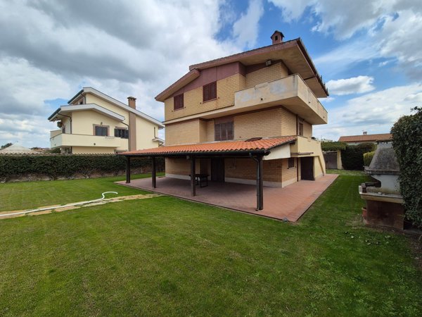 casa indipendente in vendita a Fiumicino in zona Isola Sacra