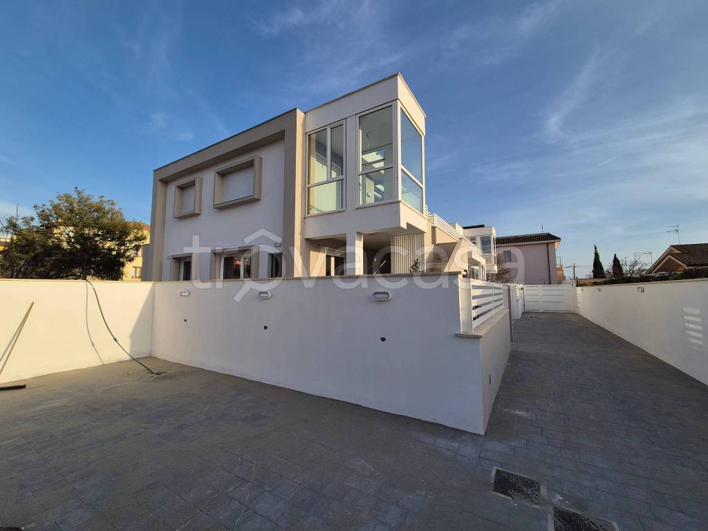 appartamento in vendita a Fiumicino in zona Isola Sacra