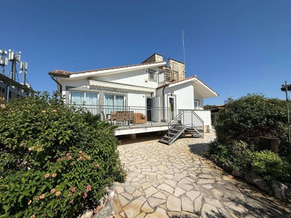 casa indipendente in vendita a Fiumicino in zona Fregene