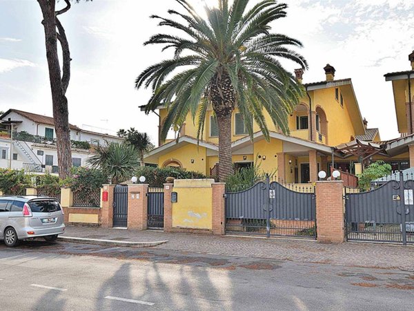casa indipendente in vendita a Fiumicino in zona Fregene