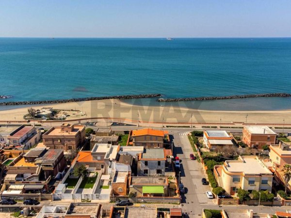 appartamento in vendita a Fiumicino in zona Isola Sacra