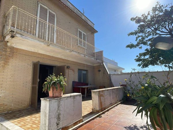 casa indipendente in vendita a Fiumicino in zona Isola Sacra