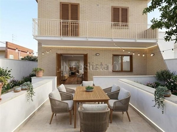 casa indipendente in vendita a Fiumicino in zona Isola Sacra