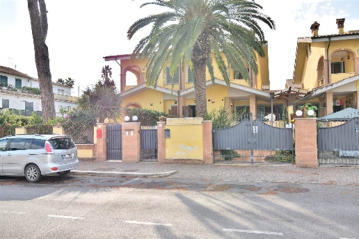 casa indipendente in vendita a Fiumicino in zona Fregene