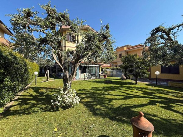 casa indipendente in vendita a Fiumicino in zona Isola Sacra