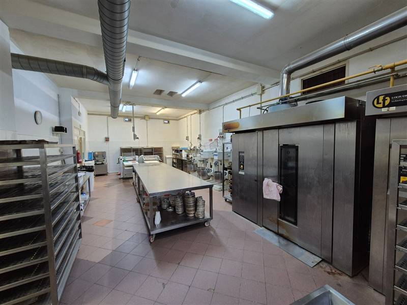 locale commerciale in vendita a Fiumicino in zona Isola Sacra