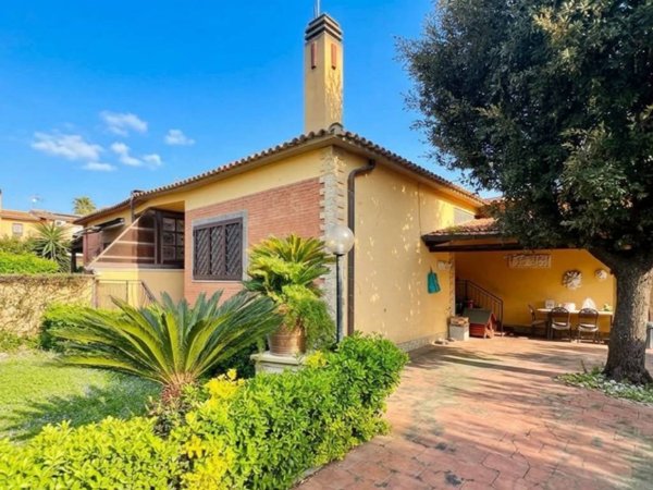casa indipendente in vendita a Fiumicino in zona Fregene
