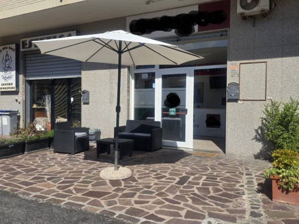 negozio in vendita a Fiumicino in zona Isola Sacra