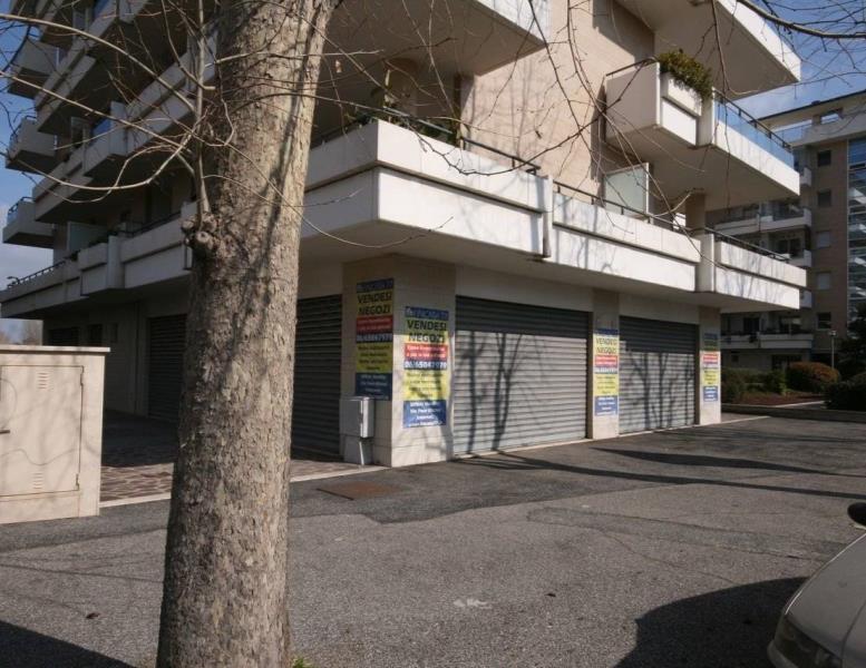 negozio in vendita a Fiumicino in zona Isola Sacra